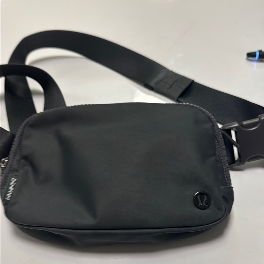 lululemon Everywhere Belt Bag/Crossbody Bag with Long Strap 1L